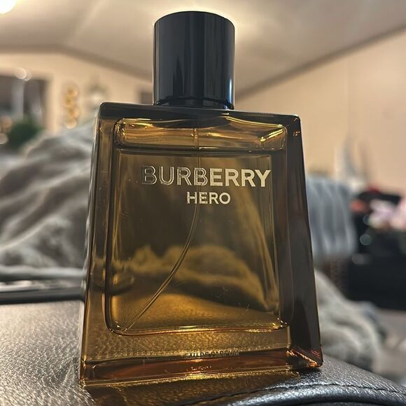 Burberry Hero Eau de Parfum - Sophistication in Every Drop (3.3 fl oz) - Picture 12 of 17